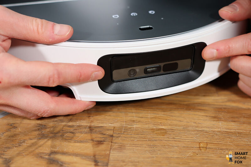 Die Hinderniserkennungstechnologie des Roborock Saros 10 ist von vorne zu sehen.